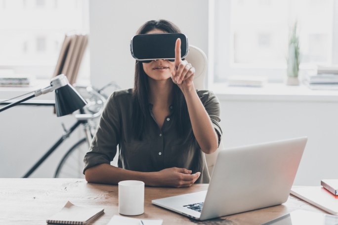 Frau mit 3D-Brille