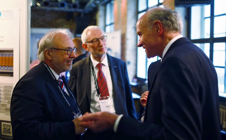 MdB Rudolf Henke besucht den Stand des Validierungspreisträgers „STEAM“.