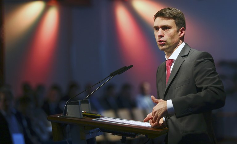 Der parlamentarische Staatssekretär bei der Bundesministerin für Bildung und Forschung, Stefan Müller, hielt die Eröffnungsrede der Innovationstagung